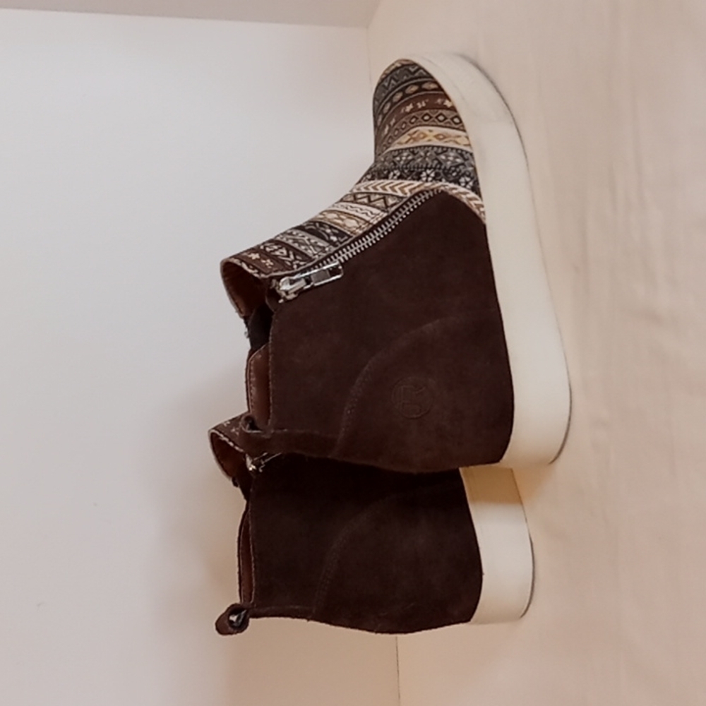 Roper Wedged Sneaker w/ Southwestern design & Brown Faux Leather Like New - Picture 5 of 9